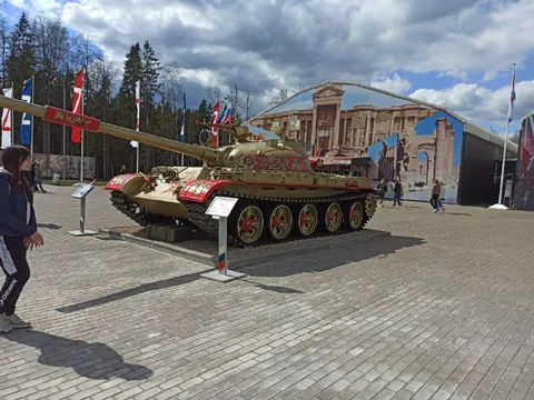 Красивый танк на выставке