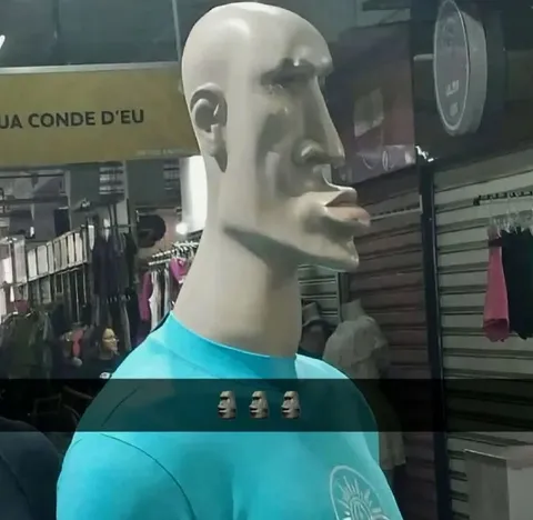 Manequim com três cabeças