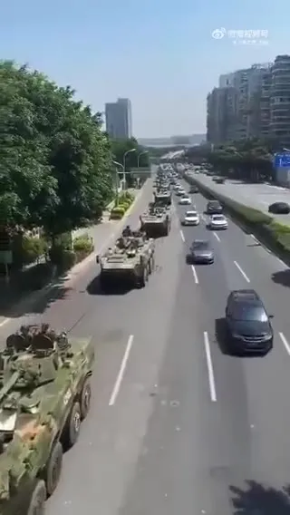 Танки в городском потоке