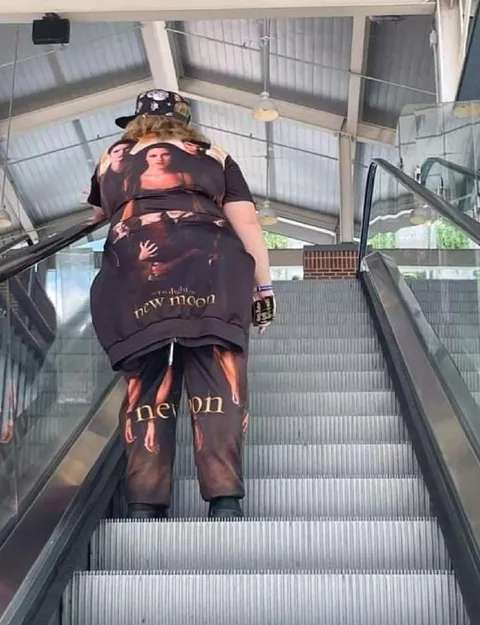 New Moon Outfit on Escalator