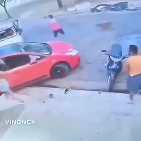 Бык внезапно врывается на улицу