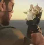Мужчина смотрит на кота