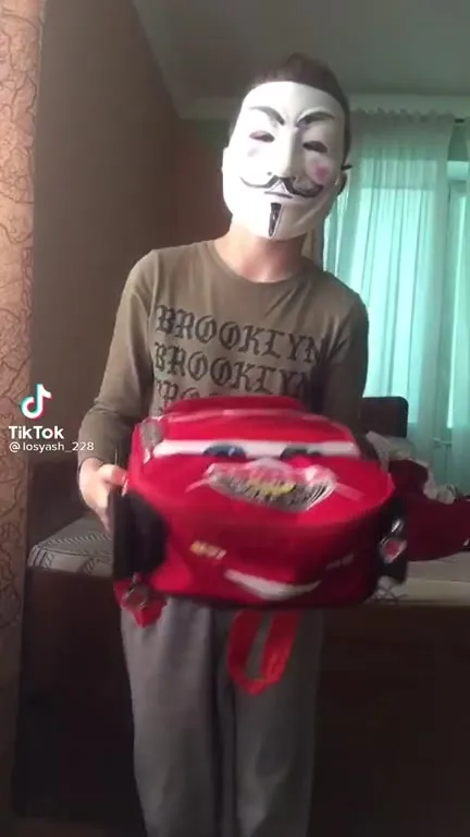 Эстетика в маске Анонимуса