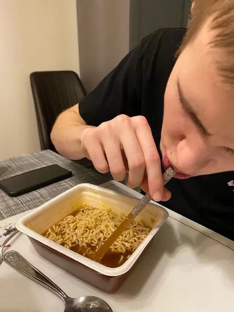 Ест лапшу прямо из контейнера