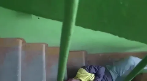 Человек застрял под лестницей