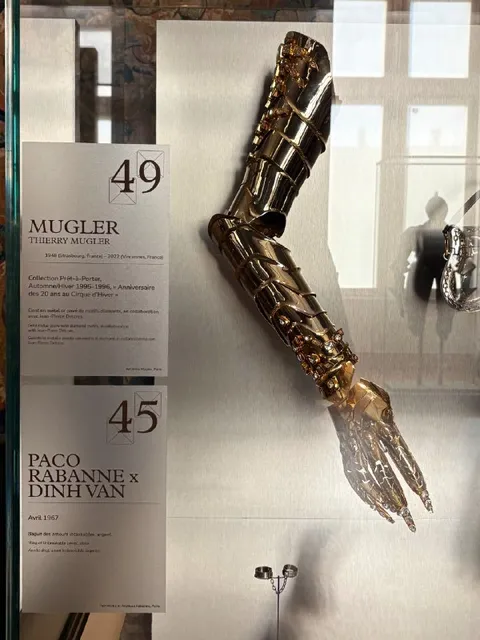 Bras métallique dans une vitrine