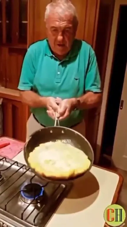 Омлет прилетел прямо в лицо