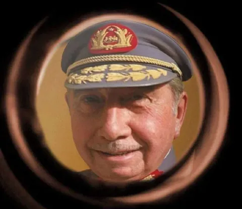 Путин в дверном глазке